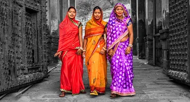 インドの民族衣装サリーとは？ 歴史、種類、着こなしの魅力に迫る！サリー：悠久の歴史と多様なスタイル