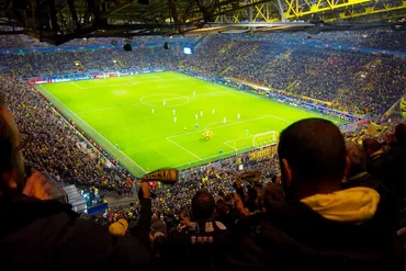 高得点マッチに沸いたドルトムント ドイツ最大のスタジアムでサッカー観戦 