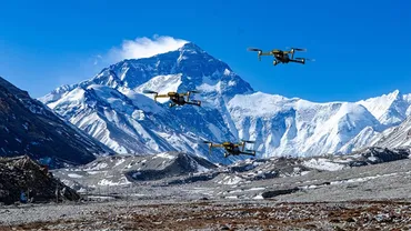 エベレストの空が騒がしい、現在ヘリコプターやドローンが大量に飛び回っている