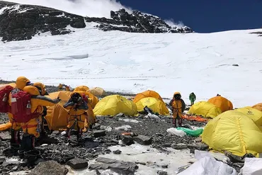 エベレスト、登山者の排泄物が問題に 現地民の飲み水を汚染 