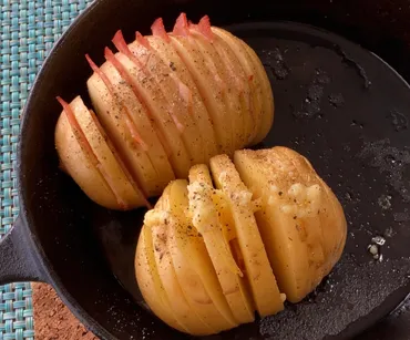 簡単キャンプ飯】スウェーデン発祥「ハッセルバックポテト」は写真映えするし食べやすい…けど、ちゃんと完成形を確認してから作るべきだったァァアアア！ 