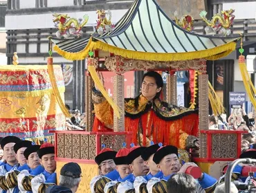 長崎ランタンフェス ましゃ皇帝、故郷に錦 「皇后」仲さんも 