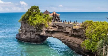 バリ島のタナロット寺院とは？海上に浮かぶ絶景の寺院を解説 