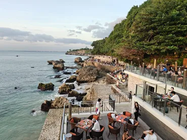 2025年8月最新版】Rock Bar（ロックバー）完全ガイド＆「ジンバランの断崖で、海に一番近いサンセット」 – ELSKY BALI