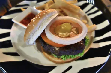 ナイトサファリのレストラン「BONGO BURGERS」で食レポ！「ビーフバーガー」の味