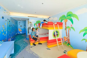 子どもたちが大喜び！海やイルカがテーマのフリッパーズルーム 