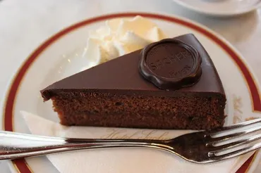 ザッハトルテ対決！ウィーン老舗カフェ徹底比較！(味の違いは？)カフェ・ザッハー vs デメル：ウィーンのザッハトルテ食べ比べ