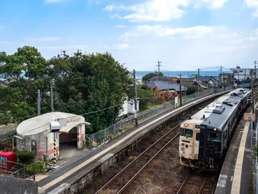 日本の絶景駅：電車旅で巡る！海が見える駅の魅力とおすすめ（？マーク）電車旅を彩る、絶景の海の見える駅ガイド