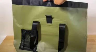 高性能低価格が魅力のアウトドアブランド！「ホールアース」のラージトートは防水だからレジャーやプールで大活躍 