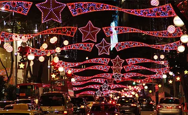 常夏のクリスマスに輝くオーチャード・ロード 