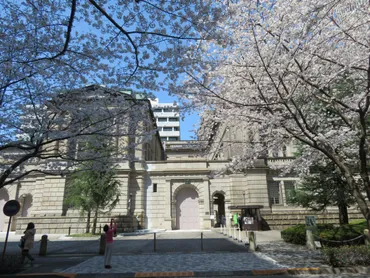 江戸桜通りの桜】春を迎える日本銀行本店や日本橋三越本店本館、三井本館