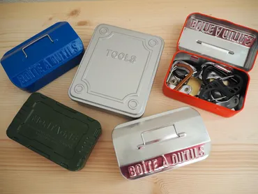 キャンプ収納】セリアのブリキケースが小物の整理におすすめ！キャンプや自宅での使用例を紹介 