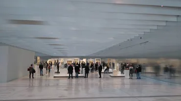 ルーヴル・ランスとは？SANAA設計、地方都市再生の光、その魅力を徹底解説！ランスの奇跡：ルーヴル・ランスが紡ぐ、歴史と革新