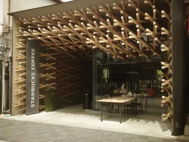 隈研吾が手がけた、太宰府の伝統と現代性が融合したスタバの釘を1本も使わない木組みの美しい空間。