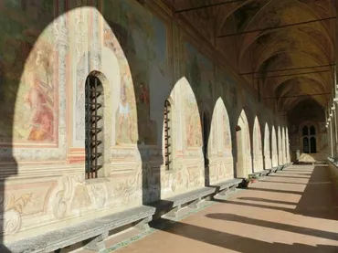 ナポリの宝石、サンタ・キアラ教会と回廊の魅力とは？（マヨルカ焼き、世界遺産）ナポリ旅：サンタ・キアラ教会とマヨルカ焼きの回廊への誘い