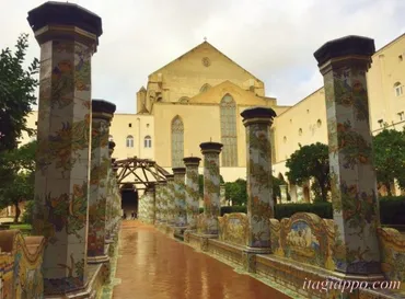 ナポリ観光】サンタキアラ教会＆修道院「マヨルカ焼きの回廊」が美しすぎた！ 