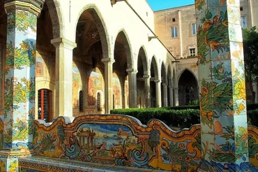 サンタキアラ教会】マヨリカ様式のキオストロが美しいナポリの教会 