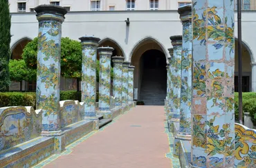 ナポリにある秘密の花園「サンタ・キアラ教会」 – イタリア観光ガイド