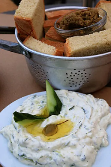 ギリシャ料理の魅力とは？食文化と食卓を彩る料理、タベルナでの食体験ギリシャ料理の食文化と代表的な料理