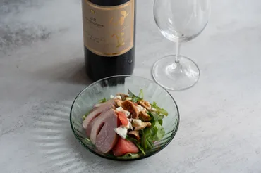 伊豆ヤマ・ソービニオン 2022」と一緒に レシピ「スイカとブルーチーズのサラダ 鴨スモークとクルミ添え」 