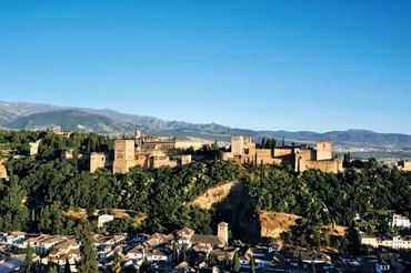 アルハンブラ宮殿の魅力とは？：イスラム建築と歴史が織りなす美の世界へ(？)グラナダ・アルハンブラ宮殿： イスラム建築の傑作と歴史的背景