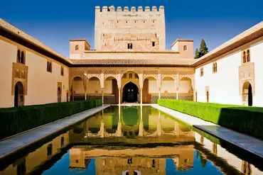 ため息の出るような美しさ。スペイン「アルハンブラ宮殿」でイスラム建築の造形美に触れる旅。