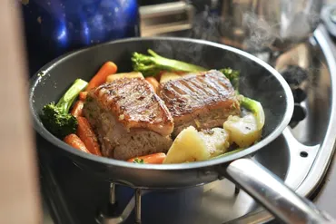 アイスランドグルメへの誘い：冒険者の舌を唸らせる食の魅力とは？アイスランドの食文化：ラム肉、魚介、そしてB級グルメまで