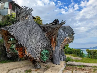伊吹島 大きな椅子と伊吹の樹を目指して島内散策へ（観音寺市） 
