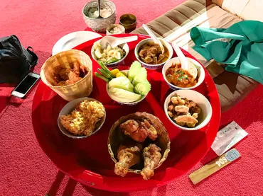 チェンマイの夜を満喫！カントークディナーショーの魅力とは？北タイの伝統料理とタイ舞踊、特別な夜のエンターテイメント