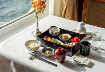 ピースボートの食事は？種類豊富な食事が楽しめる地球一周クルーズの食事情とは？地球一周クルーズの食事：無料で楽しめるレストランから、有料の特別な食事まで