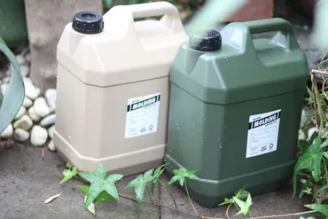 ソロキャンプにハマる小型ウォータータンク。ミリっぽいカラーも ...