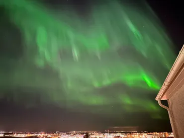 こちらアイスランド（１１８）宇宙の虹？レイキャビクの街中でオーロラ爆発に遭遇〜小倉悠加 – IcelandGuide.net