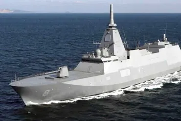 最新鋭のステルス護衛艦」が幅ギリギリのドックに入った！ 珍しい ...