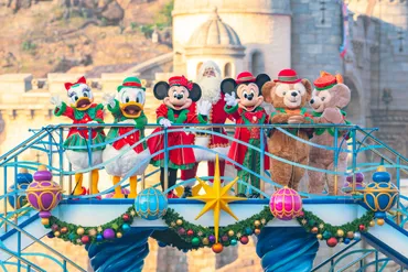 東京ディズニーシーにて「ディズニー・クリスマス・グリーティング」を公演中！ミッキーマウスやディズニーの仲間たちがクリスマスの音楽と装いでごあいさつ＆サンタクロースも登場♪  画像2 