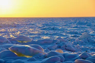 流氷の楽しみ方】北海道オホーツク海の絶景！見られる場所や体験情報、見頃時期など 