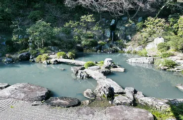 蓬莱式の池と華麗な石組にときめく根来寺の庭 