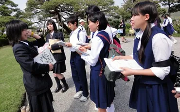 金沢商業高生が兼六園で観光ガイドデビュー、東京からの修学旅行生を案内