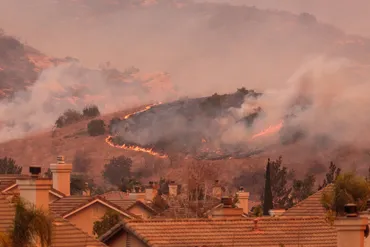 アメリカ】カリフォルニア州知事、山火事防災策強化。高リスク地域の建物に延焼抑止区域を設定