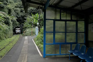 絶景鉄道！ 鉄道写真家・村上悠太が写す、人と心が行き交う駅の風景 