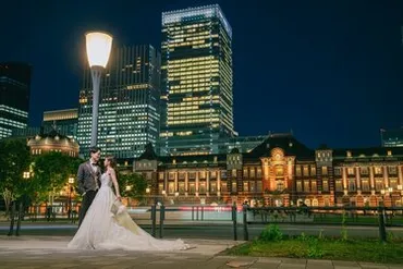 東京駅に新郎新婦大集結画像がで沸騰「東京駅フォトウェディング」が大人気の理由は゛季節を問わない鉄板力゛