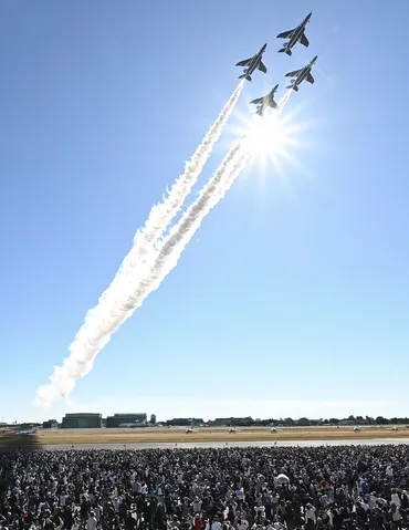 迫力のブルーインパルス大空の妙技、8万人魅了空自浜松基地「エア・フェスタ」