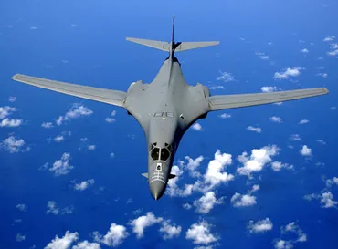 太平洋上を飛行する米空軍の戦略爆撃機B1Bラ…:B1ランサー爆撃機写真特集:時事ドットコム