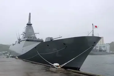 海自最新鋭もがみ型護衛艦、ステルス性高めた外観報道公開…豪輸出にらみ性能アピール