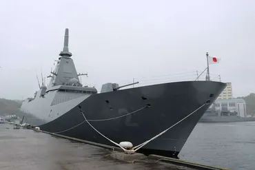 海自最新鋭もがみ型護衛艦、ステルス性高めた外観報道公開…豪輸出にらみ性能アピール(産経新聞)