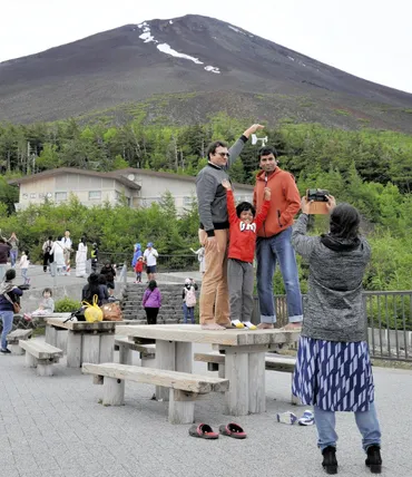 富士山:世界遺産5年外国人観光客増への対応に課題