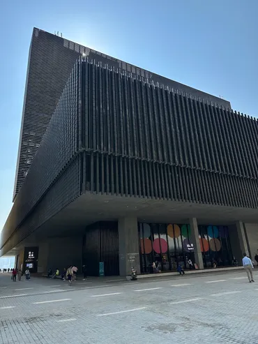 香港の+(エムプラス)は(ヘルツォークド・ムーロン)設計のアジア最大の美術館<+その建築編>