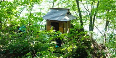 絶壁から神秘の湖水を覗く… 神泉苑（占場） 