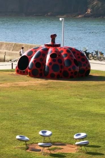 赤いかぼちゃとご対面♪瀬戸内国際芸術祭@直島』直島・豊島・小豊島香川県の旅行記・ブログたらよろさん【フォートラベル】