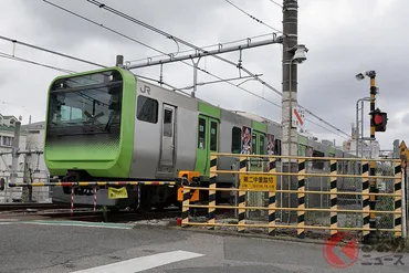 なぜ「開かずの踏切」は解消されない？ 渋滞や事故が多発する踏切の実態とは 