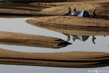 サハラ砂漠に水たたえた湖 洪水被害から一転 モロッコ 写真9枚 国際ニュース：AFPBB News